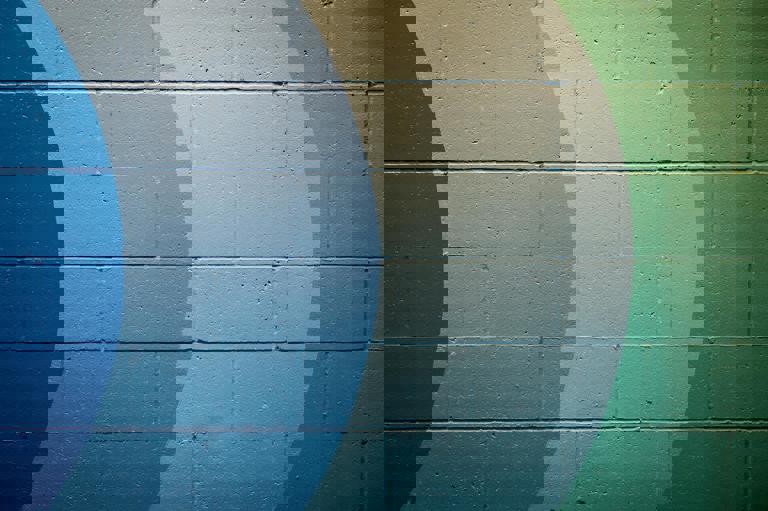 Nuevos murales artísticos transforman fachadas del centro histórico marbellí