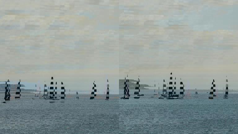 Suspendida la regata de vela por ráfagas de viento extremo en la costa